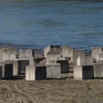 Épül a fenékküszöb, többtonnás betontömböket dobál helikopterről a Dunába a Magyar Honvédség