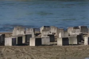 Épül a fenékküszöb, többtonnás betontömböket dobál helikopterről a Dunába a Magyar Honvédség