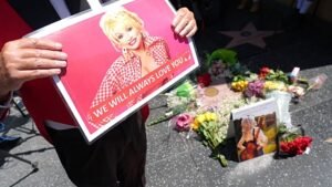 Virágok és emlékek: rajongók tisztelegnek Dolly Parton előtt