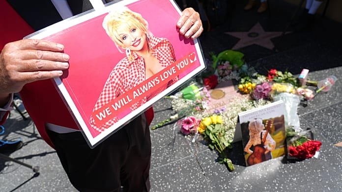 Virágok és emlékek: rajongók tisztelegnek Dolly Parton előtt