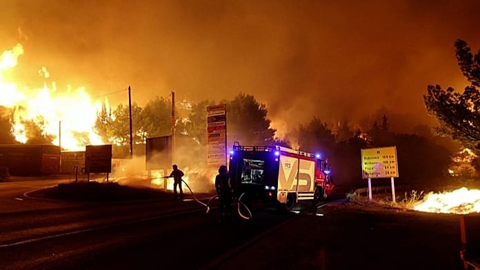 Tűzvész miatt ezren menekülnek, lángok pusztítják a horvát tengerpartot