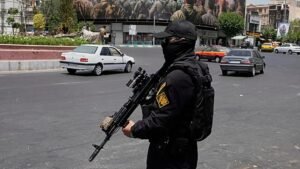 „Sakkozó” Irán: Hormuz zárva marad, amíg az USA nem fizet