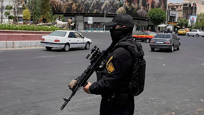 „Sakkozó” Irán: Hormuz zárva marad, amíg az USA nem fizet