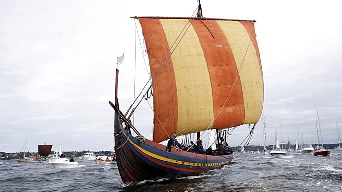 Videón: viking kori horgony készül kalapáccsal és fújtatóval Dániában