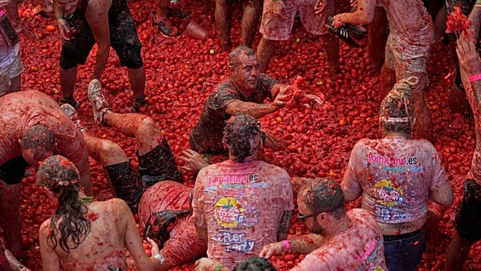 La Tomatina 2026: ezrek vörösre festik a spanyol várost az éves paradicsomcsatán