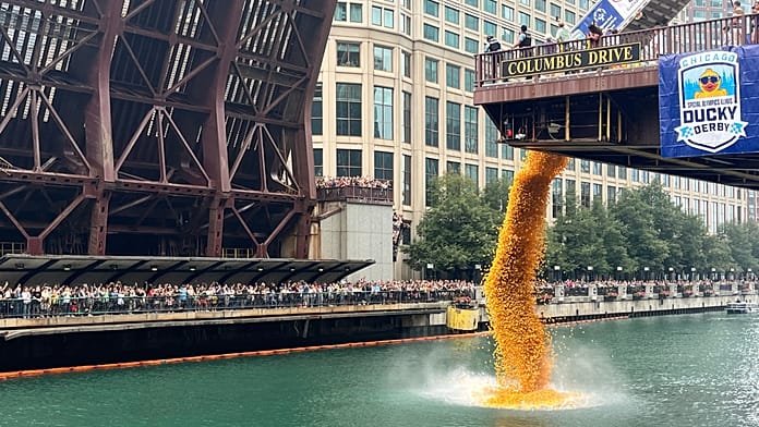 90 ezer gumikacsa versenyez a Chicago folyón jótékonysági célból