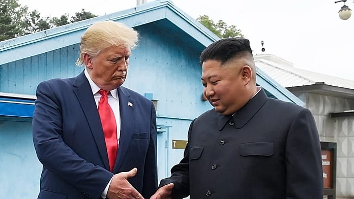 Trump még idén találkozik Kim Dzsongunnal, miközben korlátozza a Dél támogatását