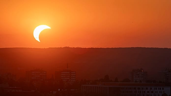 Magyarországon a lemenő nap kétharmada borult sötétbe a szerdai fogyatkozás során
