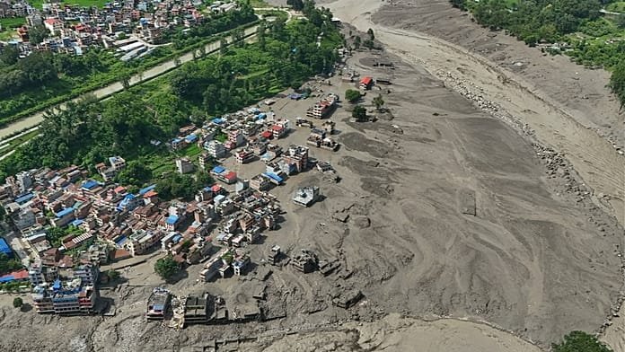 Magyarokat is keresnek a Nepál és Tibet határán pusztító gyilkos árvizek és sárlavinák után
