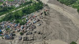 Magyarokat is keresnek a Nepál és Tibet határán pusztító gyilkos árvizek és sárlavinák után