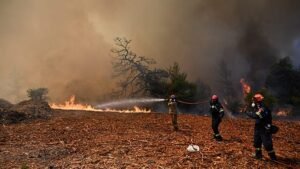 Helikopterek és tűzoltók küzdenek a gyorsan terjedő tűzzel Athén közelében