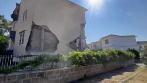 Videó mutatja a károkat a 26 sérültet okozó nápolyi földrengés után