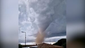 Videó mutatja, ahogy tornádó alakul ki egy francia falu felett