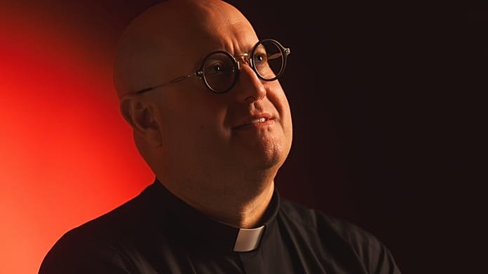 Temploma a színpad, igéje a techno – Guilherme atya egyszerre tette bulivá és ünneppé augusztus 20-at