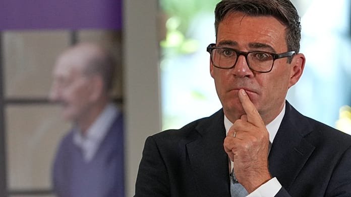 Óriási földművészeti alkotással kérik Andy Burnhamtól a segélyek visszaállítását