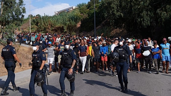 Spanyolország több száz migránst szállít el a ceutai partról ideiglenes menhelyekre