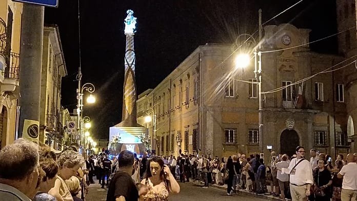 Olasz város utcáin viszik a Szűz Mária óriási szobrát