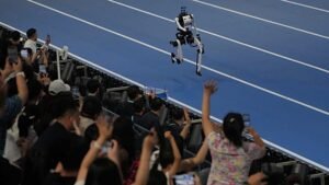 Pekingi robotjátékok: humanoidok sprintelnek, fociznak és tajcsiznak