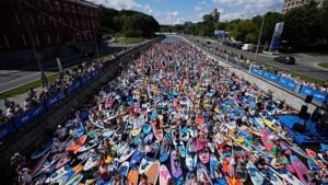 Jelmezes SUP-osok eveznek le a moszkvai folyón karneválon