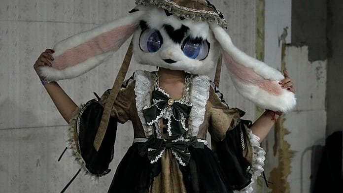 Cosplayesek lépnek fel és pózolnak a ChinaJoy videojáték-fesztiválon