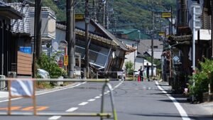 A földrengés sújtotta térségbe látogatott a japán miniszterelnök, hőségben indul a romeltakarítás