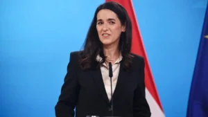 Több mint két tucat nagykövetet mentett fel Orbán Anita