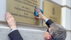 Rájár a rúd a gyűlölködő tiszás miniszterre, le kell szednie a dísztáblát
