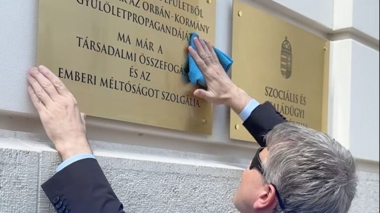 Rájár a rúd a gyűlölködő tiszás miniszterre, le kell szednie a dísztáblát