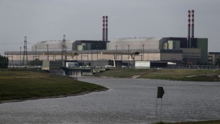 Miután a Tisza politikai tisztogatást hajtott végre Pakson és az MVM-ben, a szakmai képességek visszaestek