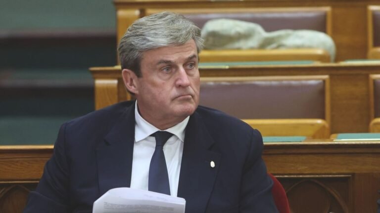 Háromszázmilliárdot vonhat el a kormány a minisztériumoktól