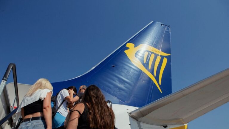 Megállapították, miért tört be a Ryanair gépének kabinablaka, és esett ki majdnem egy utas