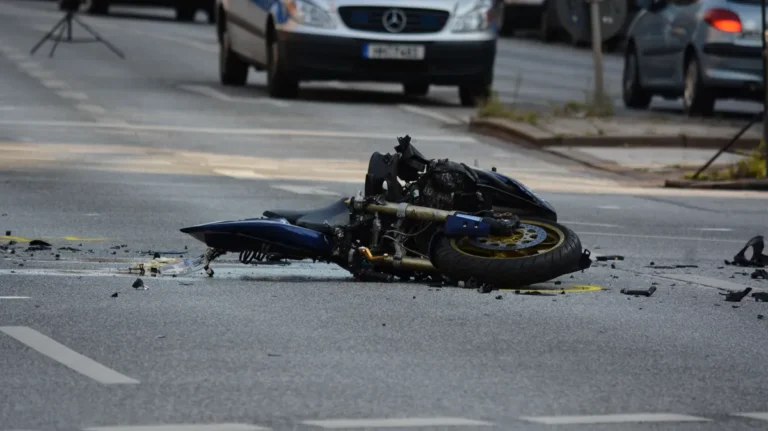 Autópályán száguldva versenyzett két nő, halálra gázoltak egy 17 éves motorost