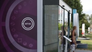 Egy kommenttel rúgta ki Magyar Péter a közmédia új főszerkesztőjét és műsorvezetőjét