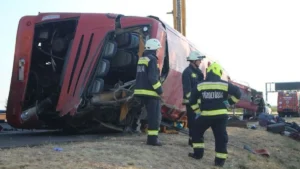 Buszbaleset az M3-ason: 22 sérültet hazaszállítanak Lengyelországba, a súlyos betegek maradnak