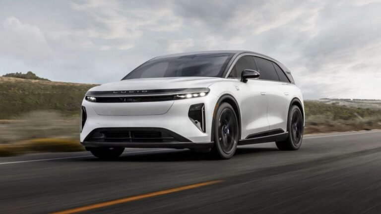 Ferrarikat eszik reggelire ez a hétszemélyes családi SUV