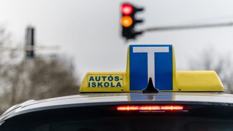Kétszer is elment más helyett vezetni a forgalmi vizsgára a gépjárművezető oktató