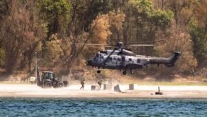 Honvédségi helikopterekkel támasztják meg a paksi fenékküszöböt, hogy el ne mossa a Duna