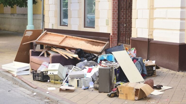A szolnoki szemétkáosz közepette keményít be a Tisza-kormány a Mohuval szemben