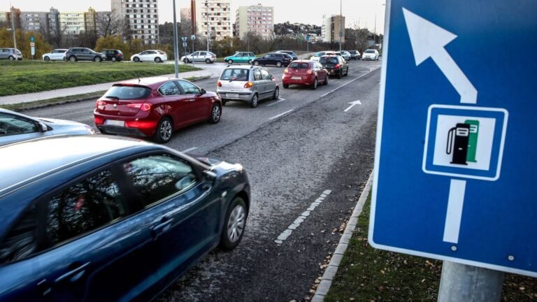 Üzemanyagár: több megoldás közül választhat a kormány, de szinte mindegyikkel veszíteni fog