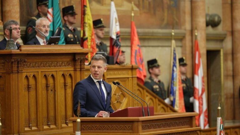 Az ország az összeomlás szélére került a rendkívüli hőség miatt, Magyar Péter mégis sikerekről beszélt a Parlamentben