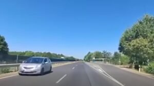 „Félrevezetett a navigáció”: a szembejövő sávba hajtott fel egy autós + videó