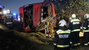 Rendkívüli: új részleteket közölt a rendőrség az M3-as busztragédiáról, elaludhatott a sofőr