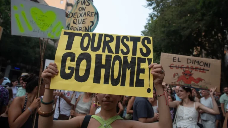 Újabb európai turistaparadicsom lázad a látogatók ellen