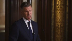Tényellenőrzés buktatta le Magyar Pétert: valótlanságot állított az FBI vezetőjéről