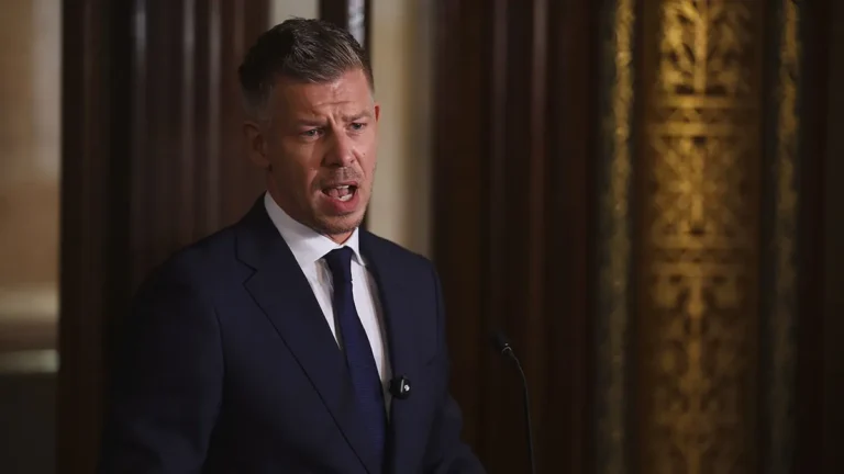 Tényellenőrzés buktatta le Magyar Pétert: valótlanságot állított az FBI vezetőjéről