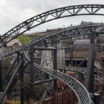 Sokk a vidámparkban: egészségesen szállt fel a férfi hullámvasútra, törött lábakkal lett vége az útnak
