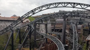Sokk a vidámparkban: egészségesen szállt fel a férfi hullámvasútra, törött lábakkal lett vége az útnak