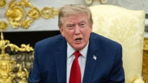 Donald Trump szerint tárgyalás nincs, a Hormuzi-szoros pedig nyitva van