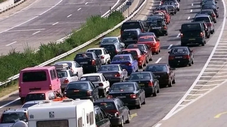 Nagy a baj az M7-es autópályán: négy autó ütközött, több kilométeres a dugó
