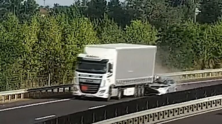 Telibe trafálta az M30-ason a kamiont, amely a roncsot még húzta magával + videó